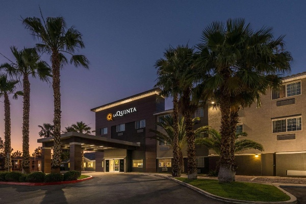 La Quinta Inn & Suites by Wyndham Las Vegas Nellis image 3